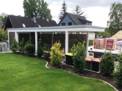 weisser Einzelcarport mit kleinem Abstellraum