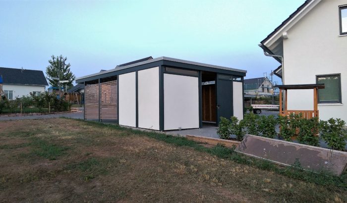 Designcarport mit Putzwänden und Schiebetür