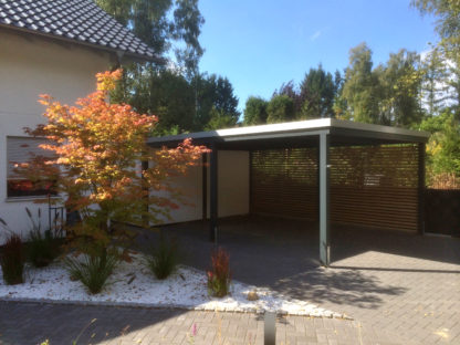 moderner Einzelcarport mit Putzwänden