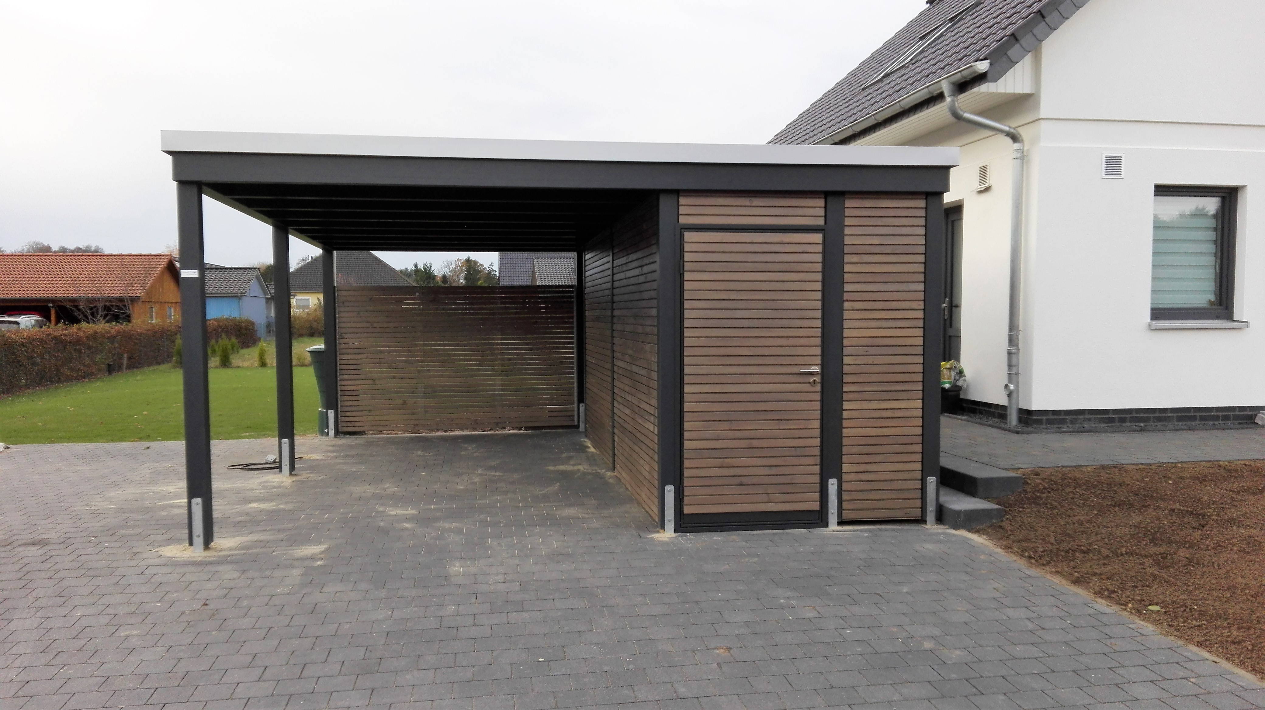 Designcarport mit Abstellraum